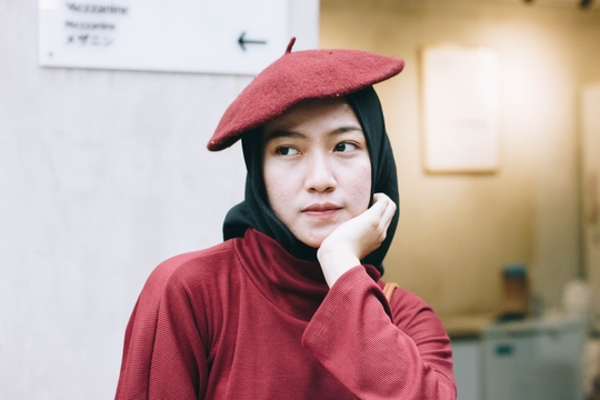 Paduan Topi dan Hijab Untuk Tampil Beda